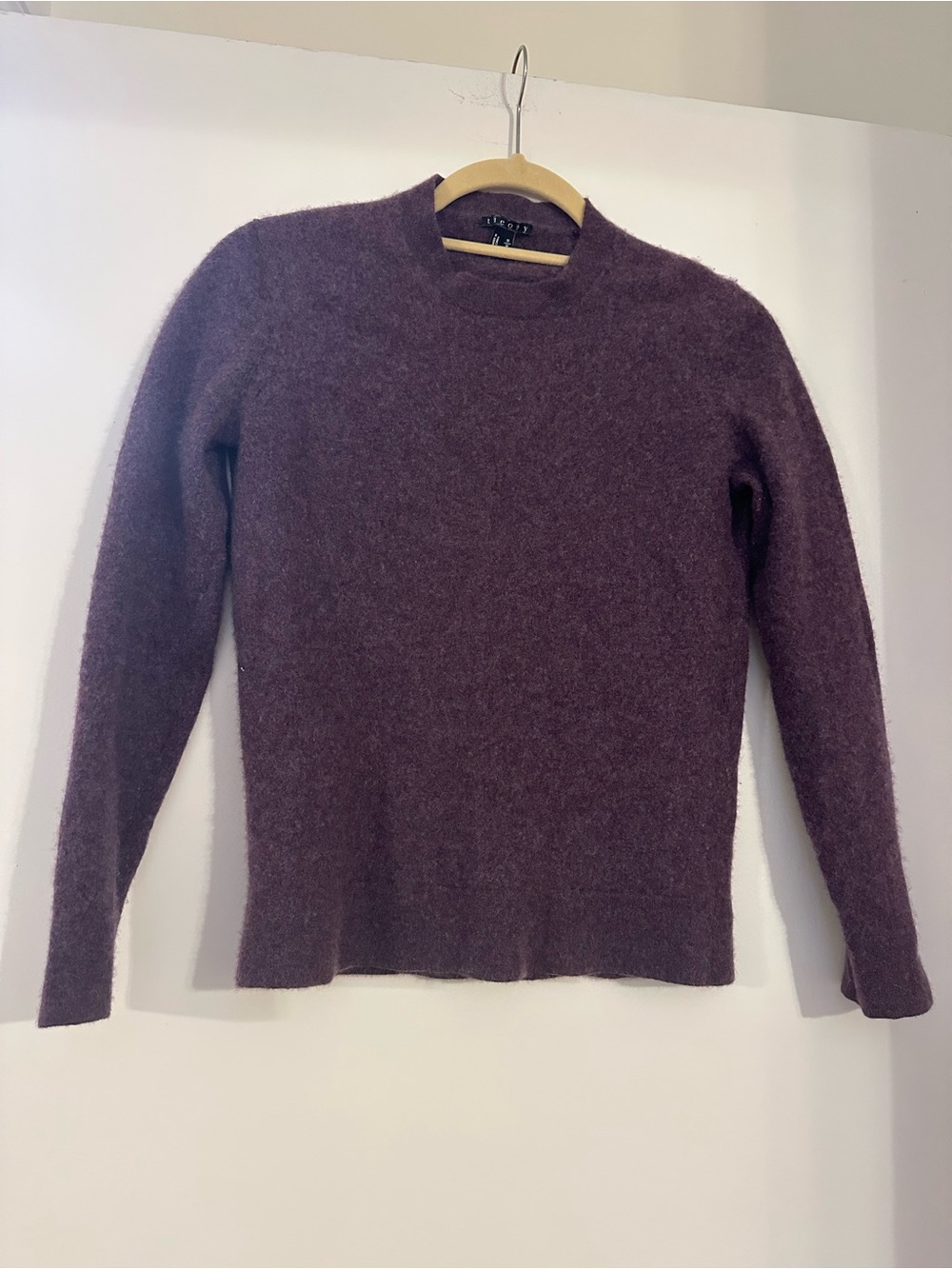 Theory purple 100% cashmere sweater
